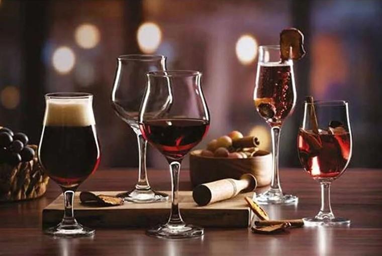 Wavy Wine Glass / 47cl
